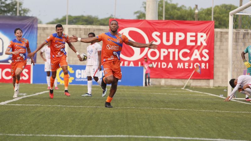 Jairo Róchez, Enrique Vásquez y Jefryn Macías, celebran el segundo gol de Lobos UPNFM sobre Vida.