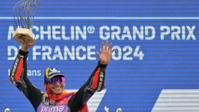 El piloto español de Prima Pramac Racing, Jorge Martin, ganador de la carrera, sostiene su trofeo mientras celebra en el podio de la carrera del Gran Premio de Francia de MotoGP.