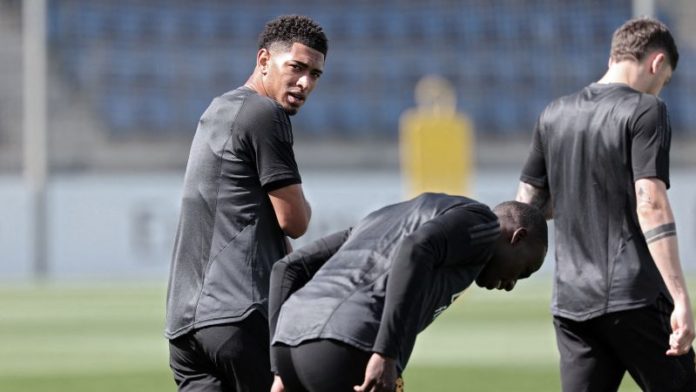 El centrocampista inglés del Real Madrid, Jude Bellingham, y sus compañeros asisten a una sesión de entrenamiento en el estadio Santiago Bernabéu.