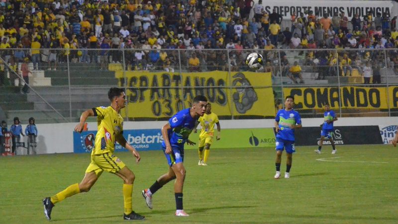 El volante de contención de Potros de Olancho FC, Junior García, se le adelanta al delantero de Génesis Comayagua, Roberto Moreira.