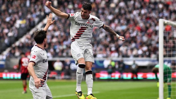 En la foto de archivo, el mediocampista argentino del Bayer Leverkusen, Exequiel Palacios celebra con su compañero Jonas Hofmann.