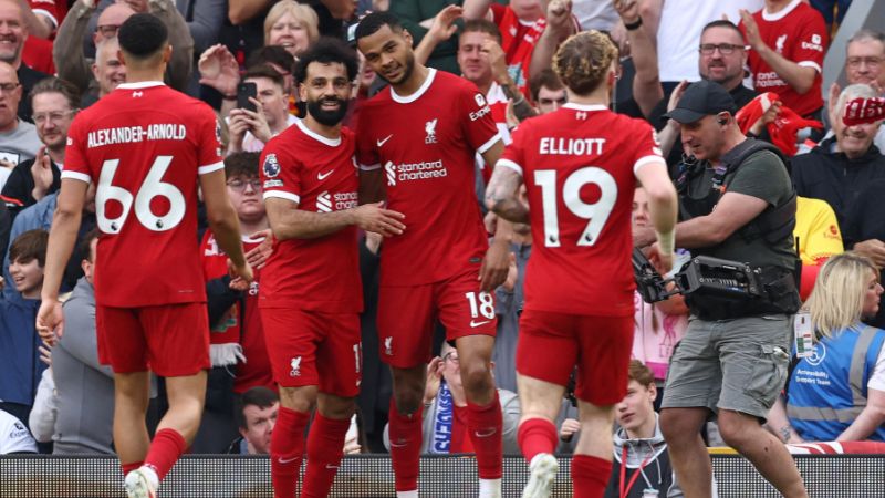 El delantero holandés del Liverpool Cody Gakpo celebra el tercer gol junto al egipcio Mohamed Salah, durante el partido contra el Tottenham Hotspur.