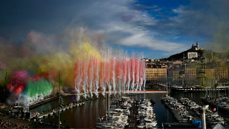 Los fuegos artificiales estallan después de que la barca francesa de tres mástiles Belem del siglo XIX llegara al Vieux-Port (Puerto Viejo) durante la ceremonia de llegada de la Llama Olímpica,