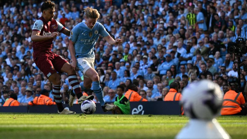 El centrocampista brasileño del West Ham United, Lucas Paquetá, compite con el mediocampista belga del Manchester City Kevin De Bruyne.