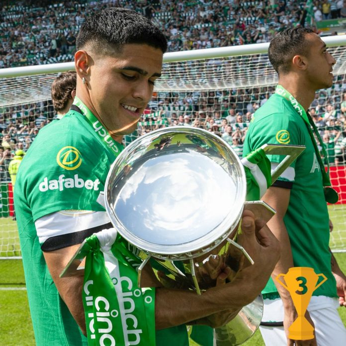 Luis Palma consciente la copa que ganó con el Celtic en la liga de Escocia.