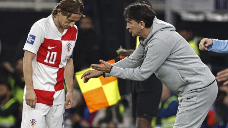 Luka Modric escucha a su entrenador Zlatko Dalic.