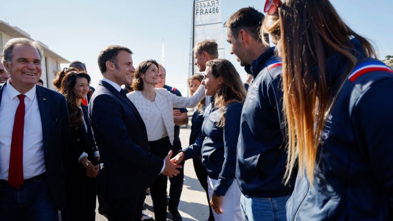 El presidente de Francia, Emmanuel Macron y la ministra francesa de Deportes y Juegos Olímpicos, Amelie Oudea-Castera, se reúnen con los atletas del equipo olímpico de vela en la base náutica Marina Olympique en Marsella.