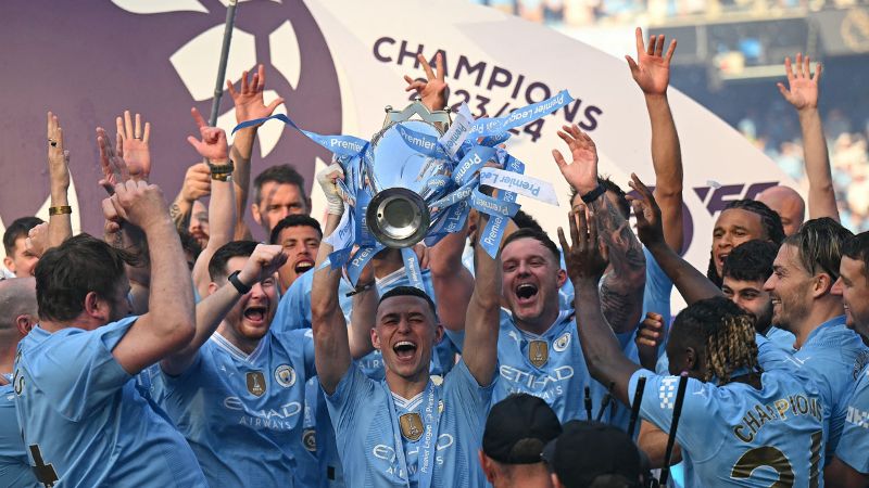 Los jugadores del Manchester City levantan el trofeo que los acredita como campeones de la Premier League.