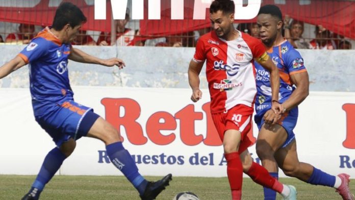 El capitán de Vida, Marcelo Canales, enfrenta al defensa de Lobos UPNFM, Ismael Santos.