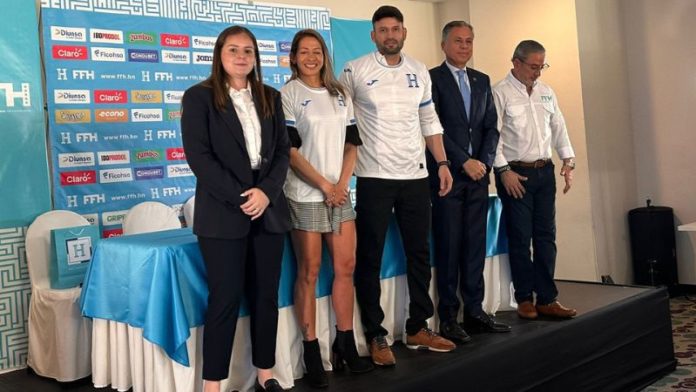 La Federación de Fútbol de Honduras (FFH), presentó a Mario Abadía, como nuevo técnico de la Selección Nacional Femenina.