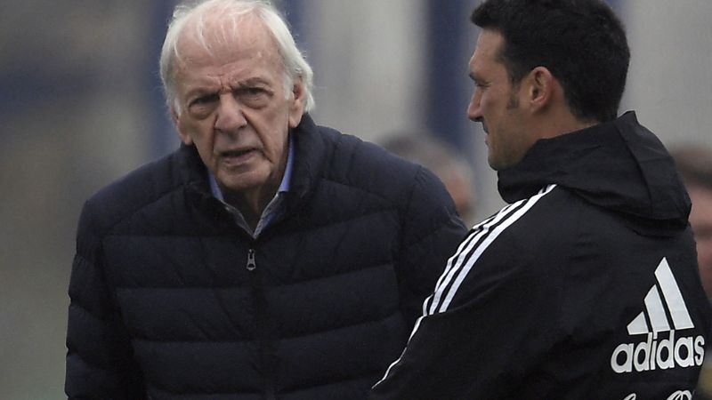 En la foto de archivo, César Luis Menotti, conversa con el actual entrenador de la selección Argentina, Lionel Scaloni