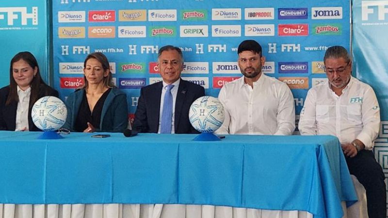 La mesa principal de la presentación del cuerpo técnico de la Selección Femenina, conformado por Mario Abadía y Sandra Salamanca.