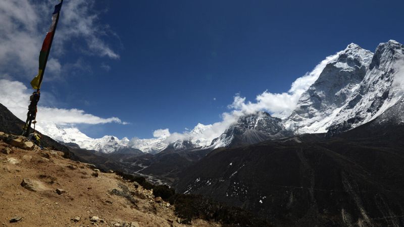 Un guía nepalés falleció poco después de haber alcanzado la cima de la quinta montaña más alta del mundo en el Himalaya.