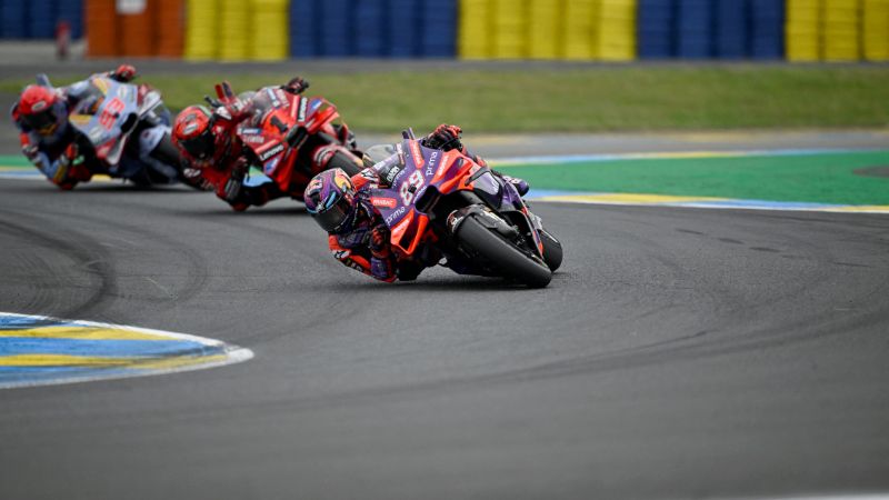 El piloto español de Gresini Racing MotoGP, Marc Márquez, el italiano del equipo Ducati Lenovo, Francesco Bagnaia y el español de Prima Pramac Racing, Jorge Martín, compiten durante la carrera del Gran Premio de Francia de MotoGP.