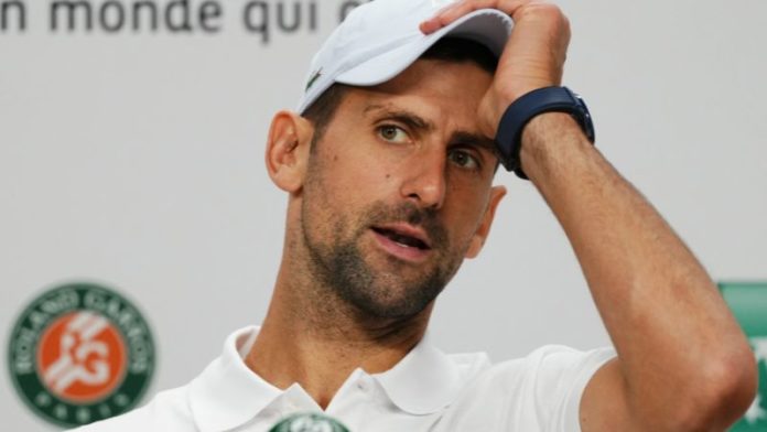 El serbio Novak Djokovic ofrece una conferencia de prensa el quinto día del torneo de tenis del Abierto de Francia en el complejo Roland Garros.