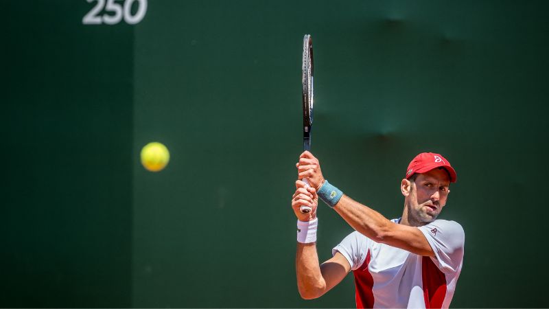 El serbio Novak Djokovic devuelve una pelota durante un entrenamiento.