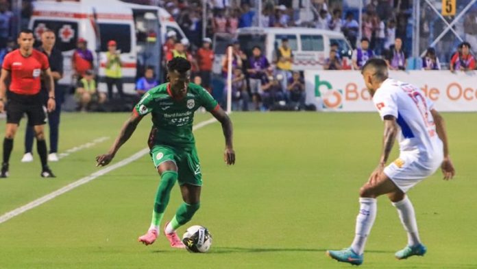 Al final del primer tiempo, Olimpia y Marathón igualan a un gol por lado.