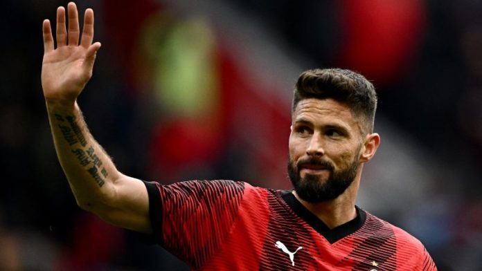 El delantero francés Olivier Giroud se despide del AC Milan de Italia.