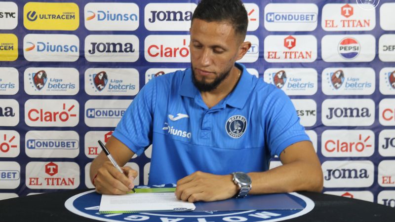 Óscar Padilla Discua firma el contrato que lo liga al Motagua.