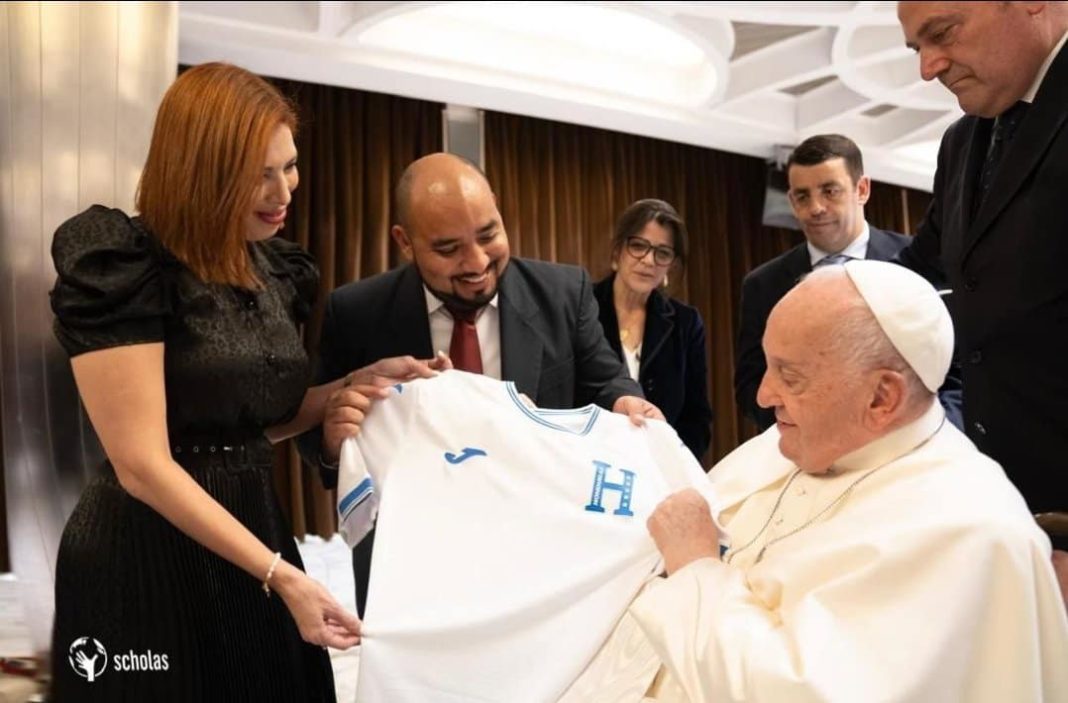 El papa Francisco recibió la camisa de la Selección Nacional de Honduras.