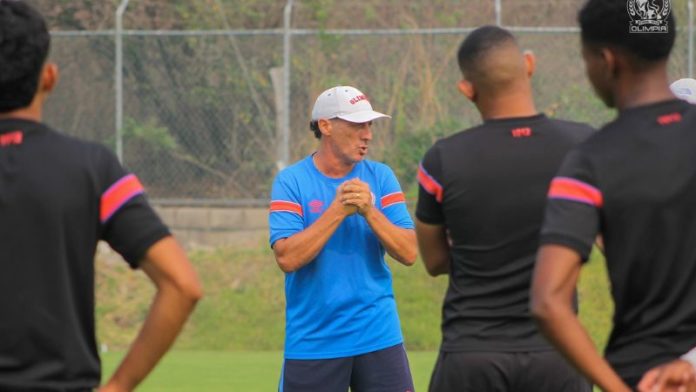 El técnico de Olimpia, Pedro Troglio, está consciente que el sábado contra Motagua solo cuenta ganar.