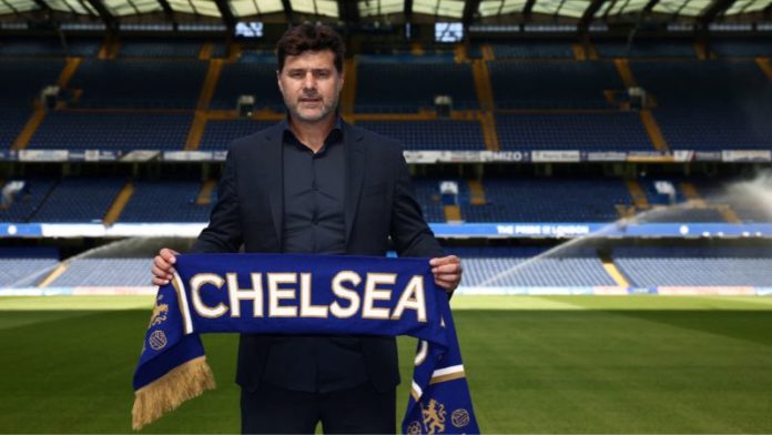 En la foto de archivo, el entrenador argentino, Mauricio Pochettino, posa con una bufanda del Chelsea.