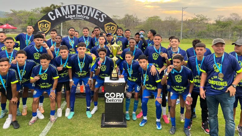 Los jugadores de Potros de Olancho FC posan orgullosos con sus medallas y el trofeo de campeón en reservas.