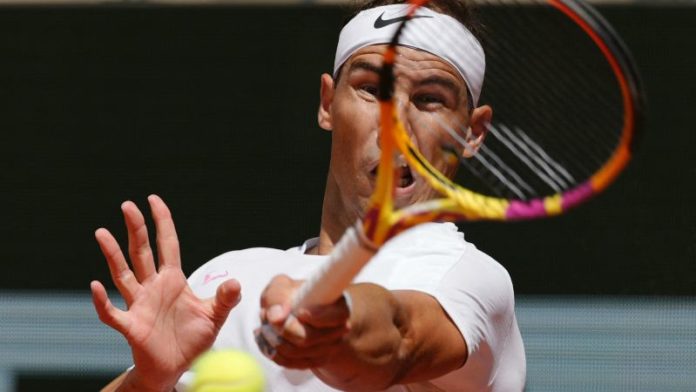 El español Rafael Nadal participa en una sesión de práctica antes del torneo de tenis del Abierto de Francia en la cancha Philippe-Chatrier del complejo Roland Garros en París.