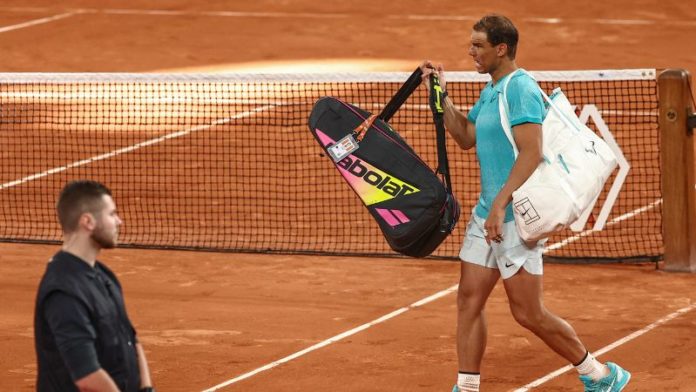 El español Rafael Nadal cuando abandona la cancha con sus bolsas de equipo después de perder su partido individual masculino contra el alemán Alexander Zverev.