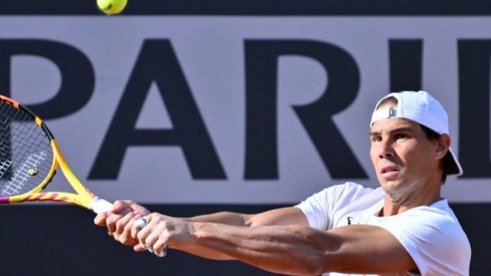 El español Rafael Nadal participa en una sesión de entrenamiento.