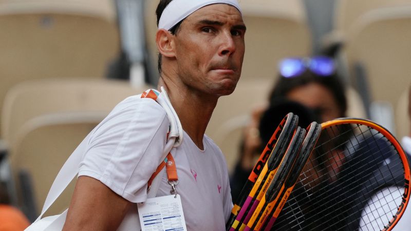 El español Rafael Nadal observa mientras abandona la cancha después de participar en una sesión de práctica.