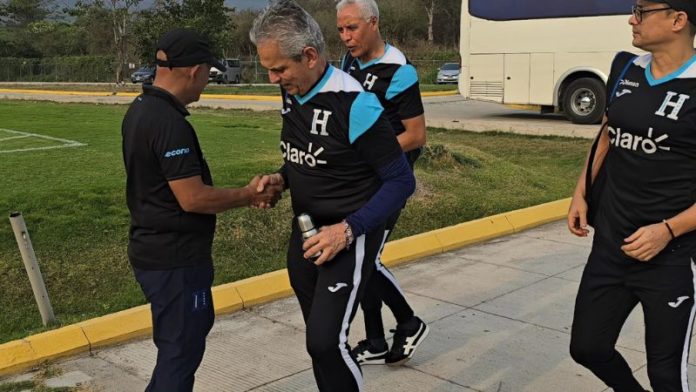 El seleccionador Reinaldo Rueda llega junto a su cuerpo técnico a la cancha de entrenamiento.