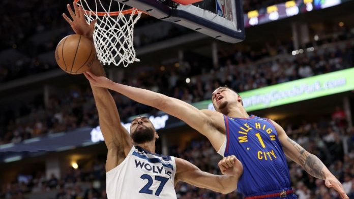 En la foto de archivo, Michael Porter de los Denver Nuggets es bloqueado por Rudy Gobert de los Minnesota Timberwolves.