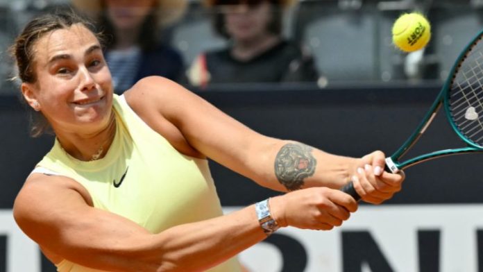 La bielorrusa Aryna Sabalenka regresa la bola ante la letona Jelena Ostapenko, durante el torneo de tenis femenino WTA Open de Roma.