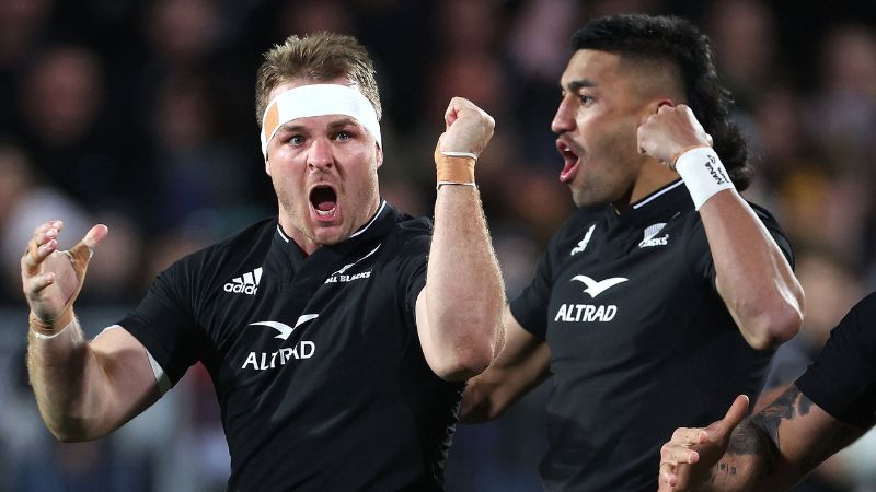 El capitán de Nueva Zelanda, Sam Cane con su compañero Rieko Ioane, realizan el Haka.