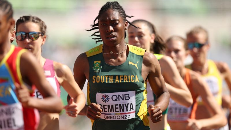 En la foto de archivo, Caster Semenya del equipo de Sudáfrica, compite en las eliminatorias femeninas de 5000 metros.