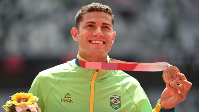 En la foto de archivo, Thiago Braz, tercer clasificado de Brasil, celebra en el podio con su medalla de bronce después de competir en el evento de salto con pértiga masculino durante los Juegos Olímpicos de Tokio 2020.