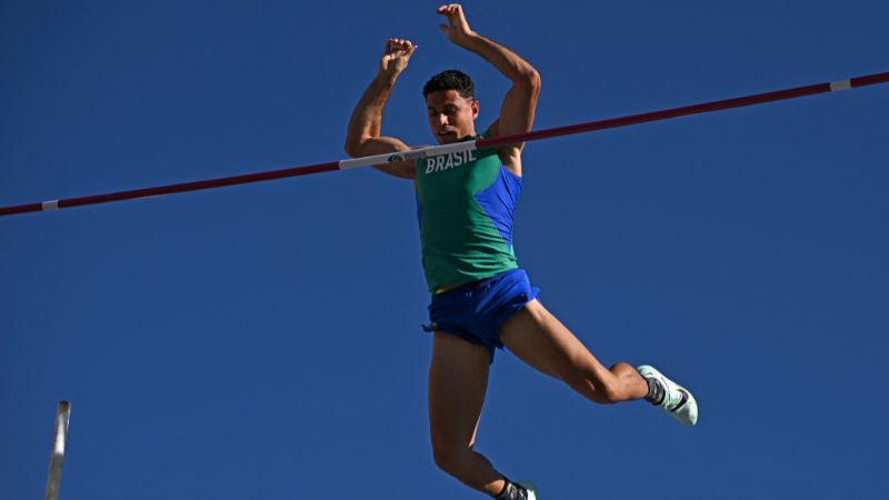 En la foto de archivo, Thiago Braz de Brasil compite en la final de salto con pértiga masculina durante el Campeonato Mundial de Atletismo en Hayward Field en Eugene, Oregon.