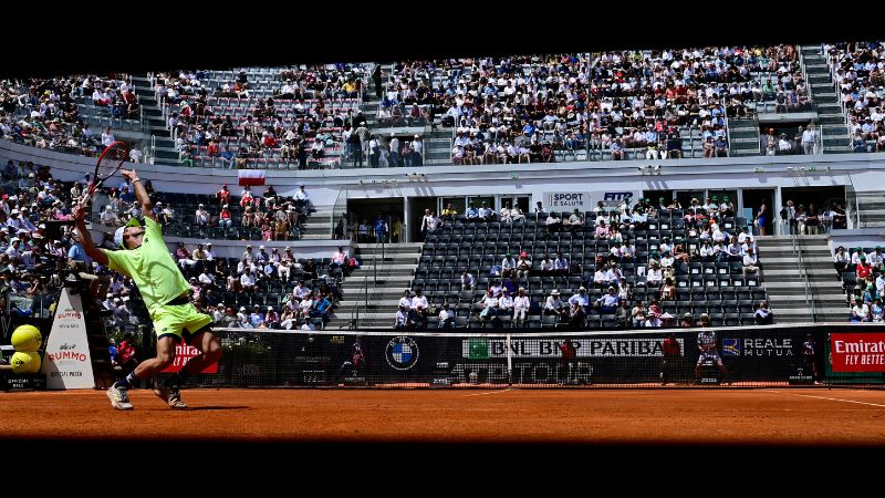 El estadounidense Tommy Paul sirve al polaco Hubert Hurkacz en el Masters 1000 de Roma.