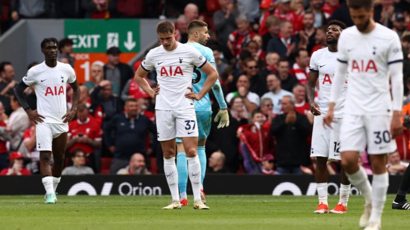 El defensor holandés del Tottenham Hotspur, Micky van de Ven, reacciona después de que el equipo concediera un cuarto gol frente al Leverpool.