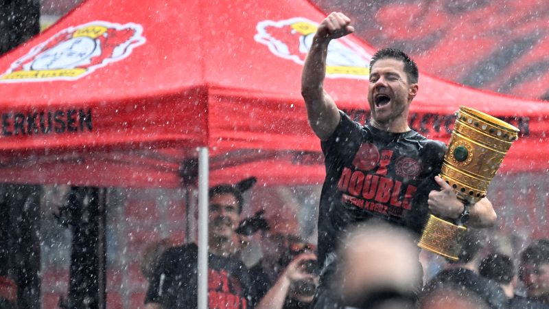 El entrenador español del Bayer Leverkusen, Xabi Alonso, sostiene el trofeo de la Copa de Alemania (DFB Pokal).