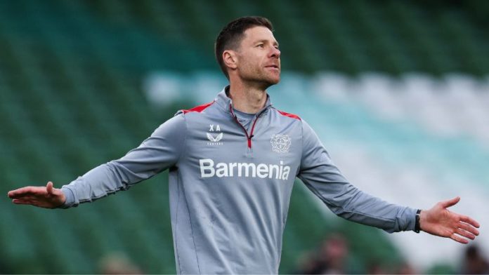 El técnico del Bayer Leverkusen, Xavi Alonso, reporta listo a su equipo para la final de la Europa League.