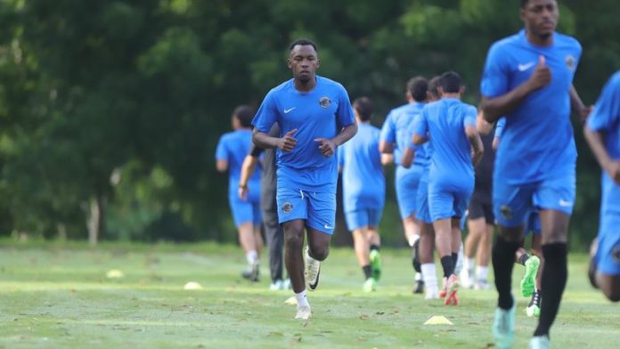 El delantero hondureño del Girondins de Francia, Alberth Elis, trabaja con su equipo Panteras FC de la Liga Mayor.