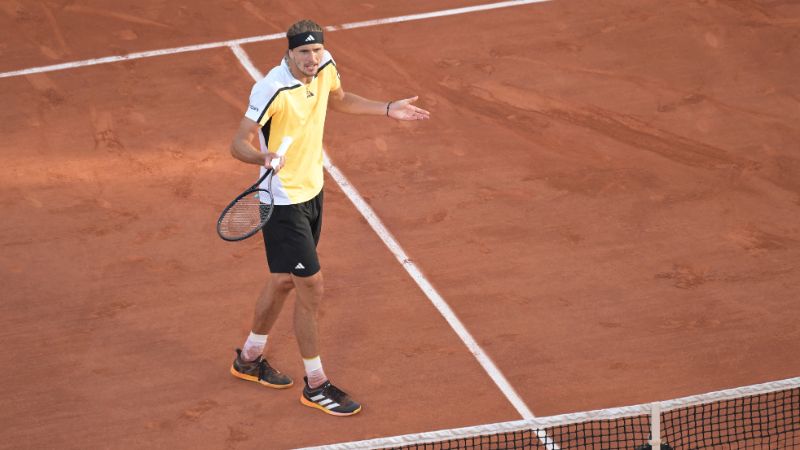 El alemán Alexander Zverev reacciona mientras juega contra el español Carlos Alcaraz durante el partido final.