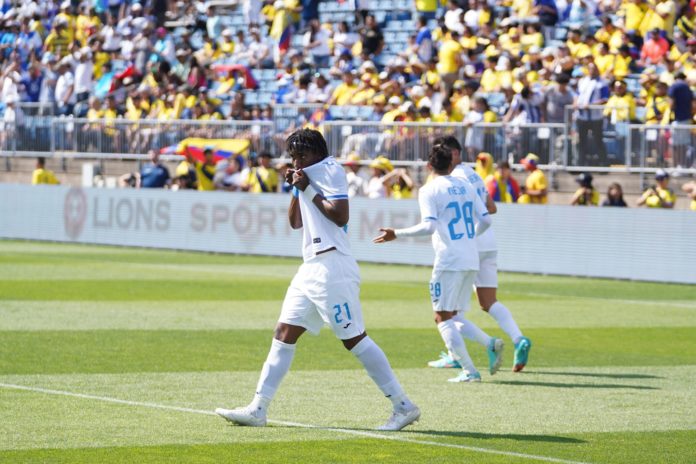 El delantero Bryan Róchez celebra el tanto del empate de Honduras contra Ecuador.