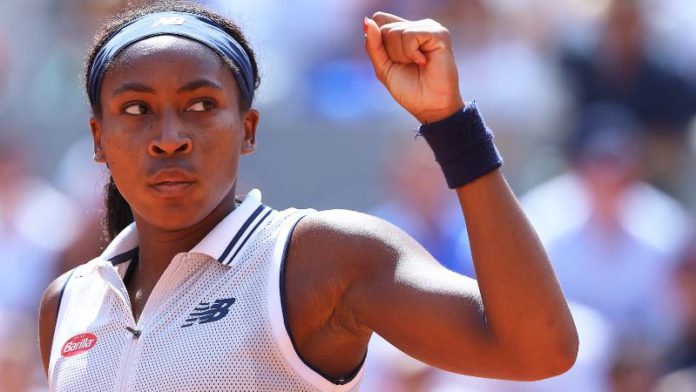 En la foto de archivo, la estadounidense Coco Gauff celebra después de un punto mientras juega contra la polaca Iga Swiatek.