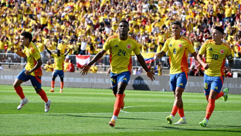 El colombiano Jhon Córdoba, centro, celebra su gol con sus compañeros durante un partido amistoso de fútbol internacional en el estadio Pratt & Whitney en Rentschler Field.