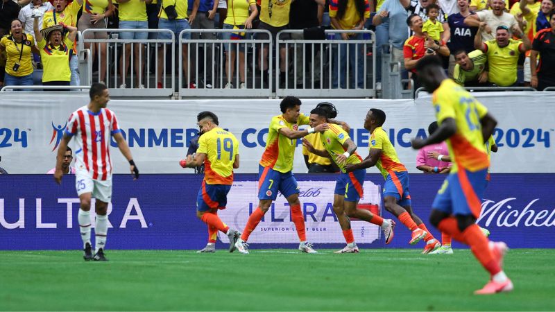 El defensa colombiano Daniel Muñoz celebra con sus compañeros tras marcar el primer gol de su equipo.