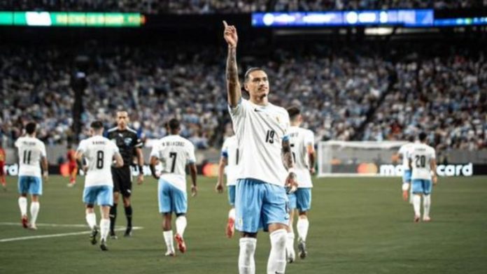 El goleador uruguayo, Darwin Núñez, celebra el segundo gol de su selección sobre Bolivia.