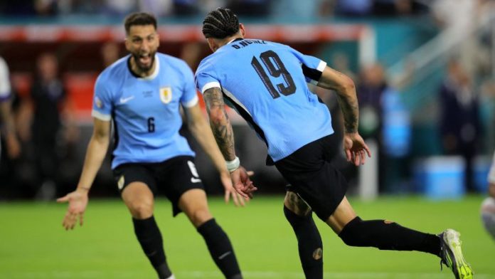 El delantero uruguayo Darwin Núñez celebra con su compañero Rodrigo Bentancur, el segundo gol para su equipo.